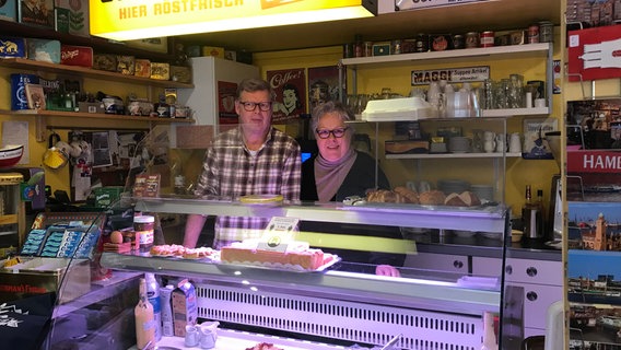 Heino und Vera Großhaus hinter ihrem Tresen im Café am Fleet. © NDR/dm film und tv produktion 