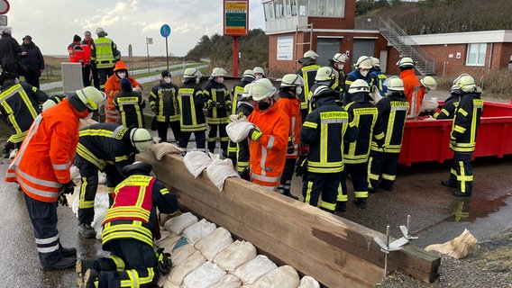 Die Einsatzkräfte beginnen mit der Sicherung in Cuxhaven. © NDR/MedienKontor Oldenburg/Manuela Rose 