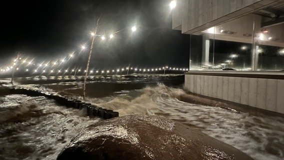 Die Flut erreicht die Pricke von drei Seiten. © NDR/MedienKontor Oldenburg/Christian Kruse 