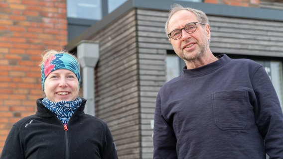 Die Tierärzte Dr. Mara Wittig (links) und Dr. Asmus Erichsen (rechts) haben sich auf die Behandlung von Großtieren, also Rindern, Pferden oder Schafen spezialisiert. (Weitere Bilder auf Anfrage) © NDR/Hellwig Film GmbH 