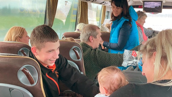 Endlich im Bus - Fahrt nach Mecklenburg-Vorpommern. © NDR/Christoph Kümmritz 
