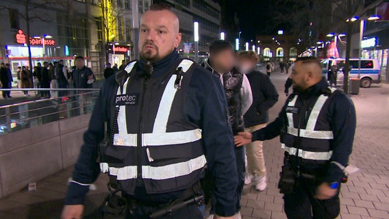 Stephan Wild und Bajram Mustafa vom Sicherheitsdienst Protec sind am Kröpcke im Einsatz. Mehrere hundert Jugendliche haben sich hier in Hannover versammelt. © NDR/Christina Georgi/Florian Stege 