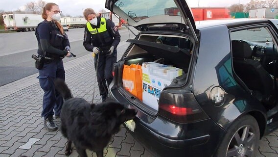 Drogenspürhund Franz-Ludwig und Diensthundführerin Birthe Dühne im Einsatz. © NDR/Hin-sehen-kamp/Helge Hinsenkamp 