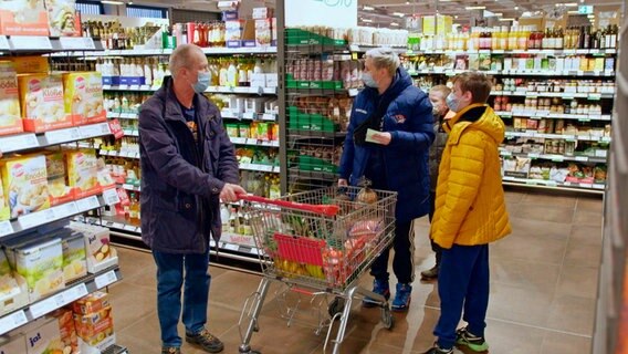 Familie Koch aus Rostock kauft nur noch nach Einkaufszettel ein. So werden unnötige Ausgaben vermieden und keine Lebensmittel verschwendet. Statt Braten gibt es am Wochenende Spaghetti Bolognese. © NDR/Populärfilm 