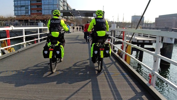 Ein 2er-Team der Fahrradstaffel unterwegs zu einem Einsatz. © NDR/Clipart 