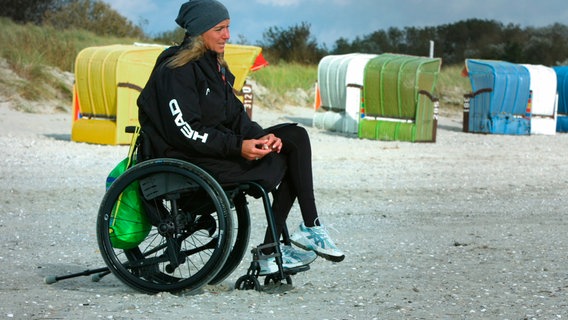 Kirsten Bruhn ist seit einem Motorradunfall 1991 inkomplett querschnittsgelähmt. © NDR/Four Elements Video 