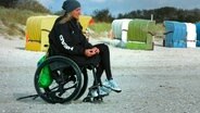 Kirsten Bruhn ist seit einem Motorradunfall 1991 inkomplett querschnittsgelähmt. © NDR/Four Elements Video 