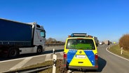 Mit geschultem Auge halten die Beamten Ausschau nach LKW, die womöglich überladen sein könnten. © NDR/LEMON8 