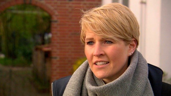 Gerichtsvollzieherin Marie-Kristin Weitemeier wird manchmal von ihren Schuldner*innen sogar zu Kaffee und Kuchen eingeladen. Gerichtsvollzieherin Marie-Kristin Weitemeier wird manchmal von ihren Schuldner*innen sogar zu Kaffee und Kuchen eingeladen. © NDR/Kamera Zwei/Eduard Heizmann