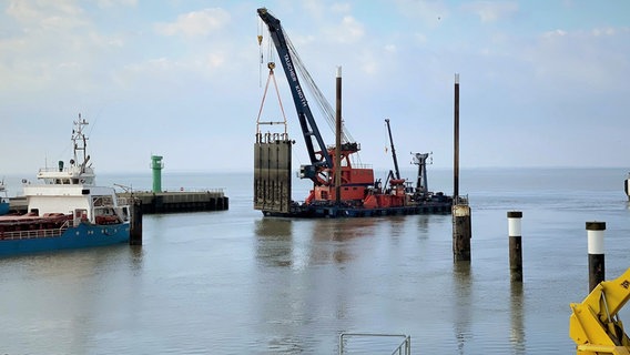 Am Haken von Taucher Knoth: das 80 Tonnen schwere Tor aus dem Sperrwerk Büsum. © NDR/Doclights GmbH/Lars Hering 