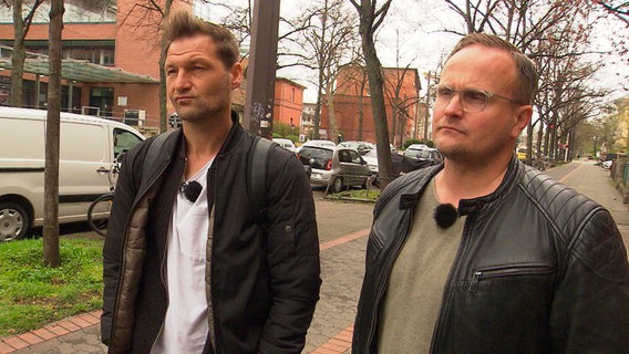 Die Obergerichtsvollzieher Alexander Glatzel und Thomas Boxhorn sind seit vielen Jahren Kollegen und befreundet, ihre Bezirke liegen in Hannover. Die Obergerichtsvollzieher Alexander Glatzel und Thomas Boxhorn sind seit vielen Jahren Kollegen und befreundet, ihre Bezirke liegen in Hannover. © NDR/Kamera Zwei/Lars Wolpert