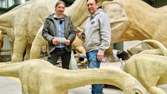Frank Zieseniß (r.) und Benjamin Englich (l.) im Dinosaurierpark Münchehagen. © NDR/Cineteam 