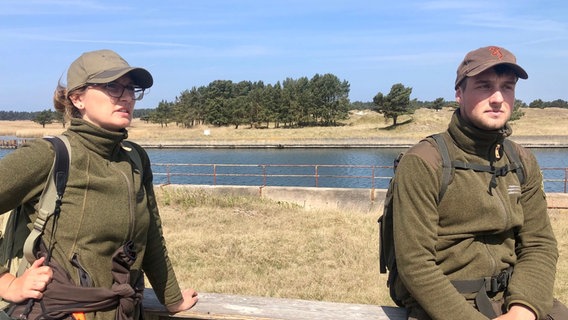 Sabrina Haufe und Tom Zornow; Ranger im Nationalpark Vorpommersche Boddenlandschaft. © NDR/Karsten Goepel 