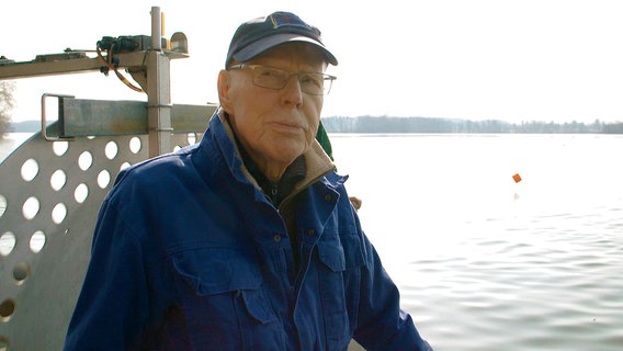 Vater Wilhelm Schwarten ist inzwischen 88 Jahre alt und fuhr bis vor zwei Jahren noch das zweite Fischereiboot, um seine Tochter zu unterstützen. © NDR/produktion clipart 