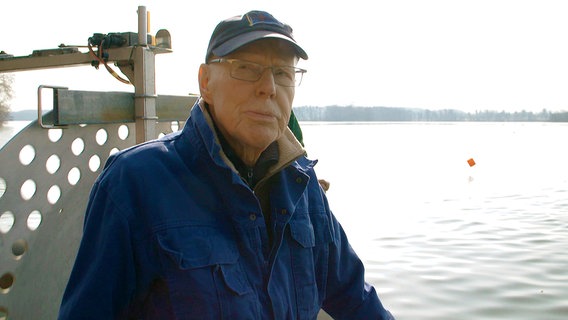 Vater Wilhelm Schwarten ist inzwischen 88 Jahre alt und fuhr bis vor zwei Jahren noch das zweite Fischereiboot, um seine Tochter zu unterstützen. Vater Wilhelm Schwarten ist inzwischen 88 Jahre alt und fuhr bis vor zwei Jahren noch das zweite Fischereiboot, um seine Tochter zu unterstützen. © NDR/produktion clipart