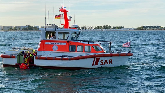 Durch die Bergepforte des Seenotrettungsbootes wird zur Übung ein Schiffbrüchiger gerettet. © NDR/Firma Joker 