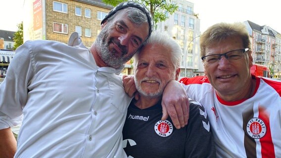 Olli (l.) ist der Jüngste im Team, Ede (M.) mit 80 Jahren der Älteste. Dirk ist ganz neu und mit seinen 62 Jahren auch eher ein Jungspund. © NDR/CM Pro Content Media Production GmbH 