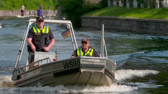 Die Wasserschutzpolizei im Einsatz. © NDR 