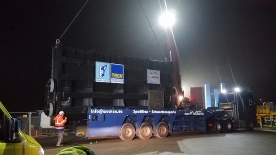 Das erste große Schleusentor kommt gegen Mitternacht per Schwertransport an. © NDR/Filmteam Papstein/Christopher Haar 