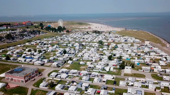 Auf dem XXL-Campingplatz an der niedersächsischen Nordseeküste gibt's 1.500 Stellplätze. © NDR/AZ Media 