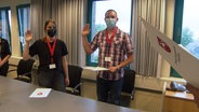An ihrem ersten Arbeitstag legen die angehenden Justizvollzugsbeamten einen Amtseid ab. © NDR 