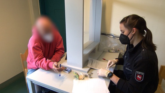 In der Aufnahmestation: Alina Südkamp führt ein sogenanntes Zugangsgespräch mit einem neuen Inhaftierten. © NDR 