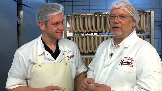 Fleischermeister Karl-Heinz Koithahn (rechts) fährt die Schweine selber zum Schlachthof. Für die Wurstproduktion ist sein Sohn Tim Felix zuständig. Fleischermeister Karl-Heinz Koithahn (rechts) fährt die Schweine selber zum Schlachthof. Für die Wurstproduktion ist sein Sohn Tim Felix zuständig. © NDR/AZ Media