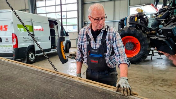 Seit 27 Jahren schraubt Werner Eberhardt als Landmaschinenmonteur kaputte Düngerstreuer, Spritzen und Mähdrescher wieder zusammen. © NDR/HanseTV/Anke Riedel 