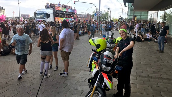 Mitglieder der Motorradstaffel sichern viele Großereignisse im Hamburg, wie hier beim Christopher Street Day. © NDR/Mario Genske 