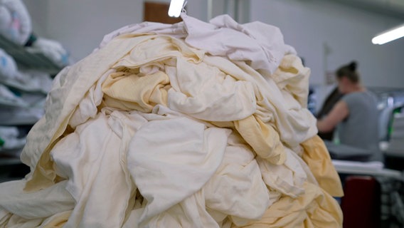 Britta Framkes Team waschen eine Tonne Wäsche in der Woche © NDR 