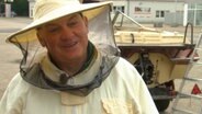 Rudi Burghardt freut sich über jede geglückte Umsiedelung. © NDR/Filmteam Papstein 