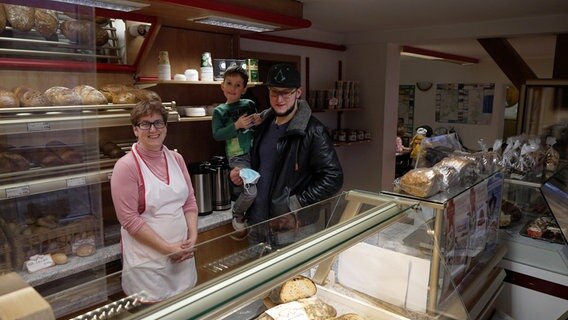 Der alte Verkaufstresen hat lange genug durchgehalten. Bäckermeister Hannes Behrens will den Verkaufsraum komplett umgestalten, ein modernes Café draus machen. © NDR/Videomagic 