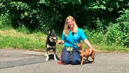 Tierpflegerin Viviane Quade mit den Hunden Ole und Tapsi © NDR/Joker Pictures 