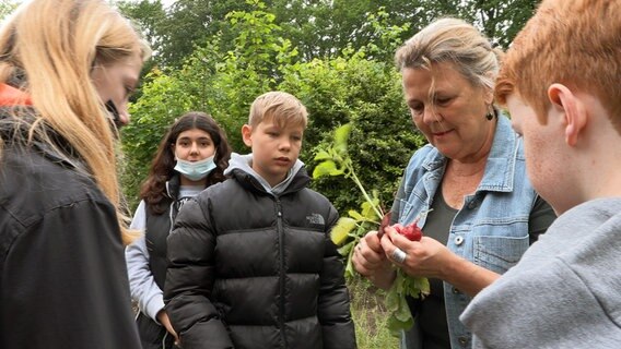 Die Gartenlehrerin Susanne Stöhr freut sich, dass die Schüler bei der Ernte erleben, wie aus den kleinen Samenkörnern köstliche Radieschen in ihren Beeten gewachsen sind. © NDR/doclights 