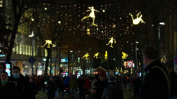Seit zwei Jahren gibt es die neue Winterbeleuchtung in der Mönckebergstraße. Die Figuren hängen an Seilen mit einer Spannweite von fast 40 Metern. © NDR 