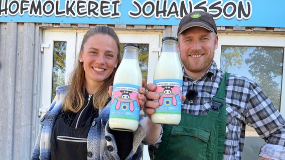 Jennifer und Sven Ole Johansson produzieren norddeutsche Heumilch. © NDR/video:arthouse/Nora Stoewer 