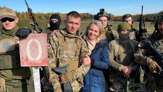Mariya und ihr Bruder, der als Freiwilliger mit seinen Kameraden die Ukraine verteidigt, auf einem Schießplatz im Norden der Ukraine. © NDR/Filmteam Papstein/William Dubas 