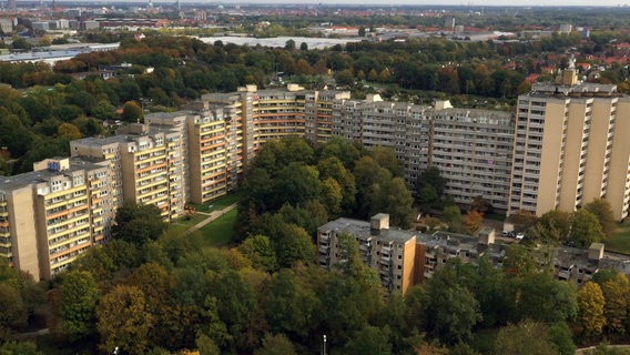 Hochhaussiedlung Canarisweg in Hannover. Plattenbau mit 560 Wohnungen. Auf engstem Raum wohnen hier mehr als zweitausend Menschen aus über 50 Nationen. © NDR/FILMBLICK Hannover 2022 