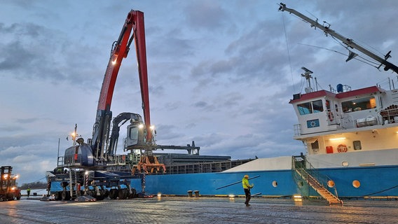 Alles was nicht in Container passt, wird hier umgeschlagen: Der Hafen Brake gehört zu Deutschlands wichtigsten Häfen für Getreide, Futtermittel, Zellulose und Stahl. Alles was nicht in Container passt, wird hier umgeschlagen: Der Hafen Brake gehört zu Deutschlands wichtigsten Häfen für Getreide, Futtermittel, Zellulose und Stahl. © NDR/FILMBLICK/Christina Georgi