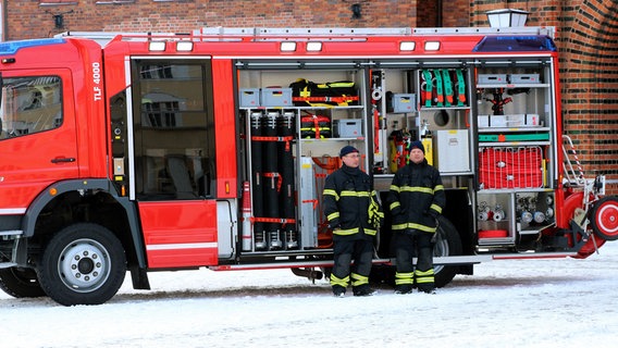 Die Ausstattung im Einsatzfahrzeug der Stralsunder Feuerwehr ist geprüft und vollständig. © Hansestadt Strasund/Pressestelle 