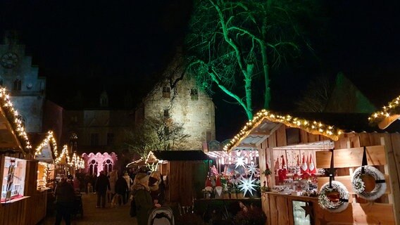 Zum ersten Mal findet in diesem Jahr auf der Burg Bentheim ein Weihnachtsmarkt statt. Bis zur letzten Minute wurde daran gearbeitet. © NDR/Helge Hinsenkamp 