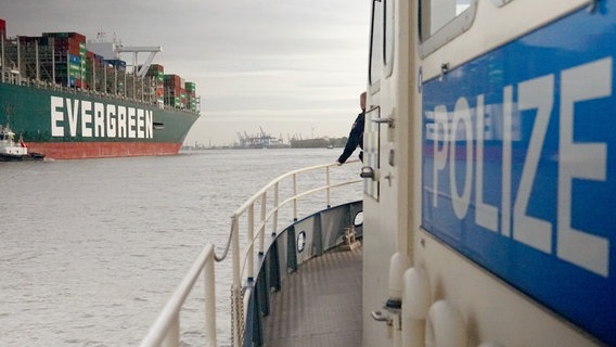 Vollsperrung auf der Elbe: Die Ever Given läuft in den Hamburger Hafen ein. © NDR/VP TV/ Timo Gramer 