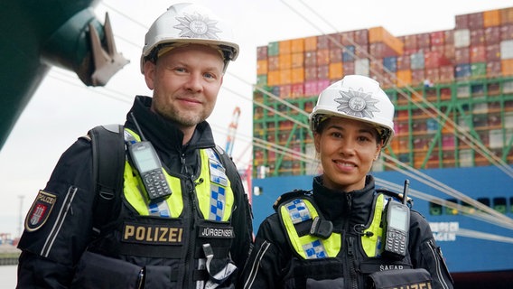 Einsatz auf der Elbe: Christian Jürgensen und Lara Šafar vom WSPK1 in Hamburg. © NDR/VP TV/ Timo Gramer 