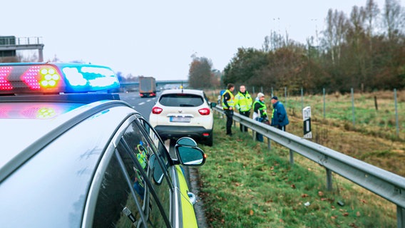 Ein liegengebliebener PKW direkt auf der Autobahnzufahrt zur A7 birgt immer eine besonders große Gefahr. © NDR 