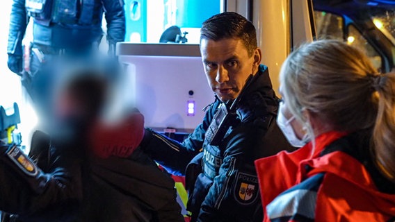 Zeugenvernehmung durch Polizeiobermeister Hans Hartung. © NDR/Thomas Eichler 