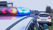 Ein liegengebliebener PKW direkt auf der Autobahnzufahrt zur A7 birgt immer eine besonders große Gefahr. © NDR 