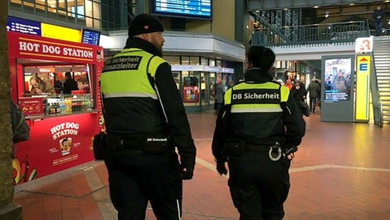 Jan und Beatrice von der DB-Sicherheit patrouillieren über Bahnsteige und kümmern sich um die Sicherheit der Reisenden. © NDR / Seelmannfilm 