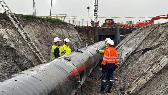 Das "Ende" der neuen Pipeline - auf 26 Kilometern verbindet sie das neue Terminal in Wilhelmshaven mit dem Gas-Fernleitungsnetz. Hier wird das letzte Teilstück eingesetzt - wenn alles passt, kann hierüber künftig das Gas aus Wilhelmshaven durch ganz Deutschland transportiert werden. © NDR / LEMON8 