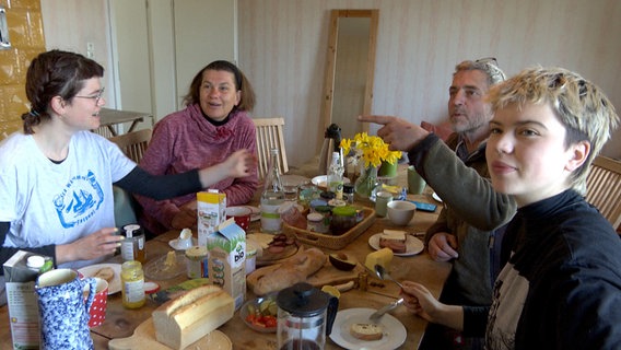 Ritual beim Frühstück - den Tag besprechen. © NDR/underDOK 