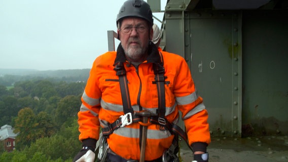 Arbeitsplatz in luftiger Höhe: Seit 37 Jahre untersucht Nietenkontrolleur Peter Kaiser die Eisenbahnhochbrücke Hochdonn in Schleswig-Holstein auf Schäden. © NDR / Die Herren Fernsehen 